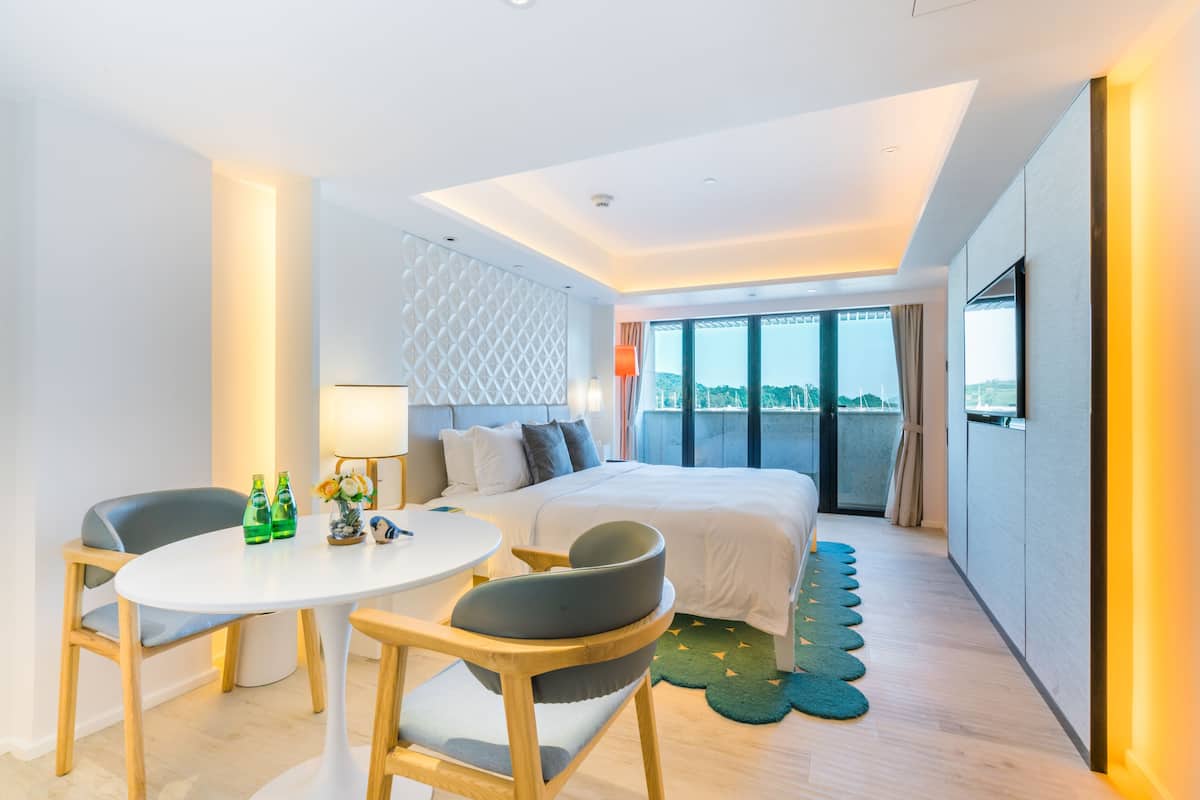 Chambre Confort, 1 très grand lit, balcon, vue mer