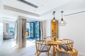 Minibar, in-room safe, desk, soundproofing - The Pier Hotel (Sai Kung)