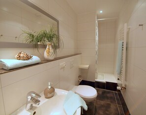 Douche, sèche-cheveux, serviettes fournies