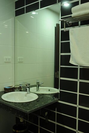 Dusche, kostenlose Toilettenartikel, Haartrockner, Bademäntel