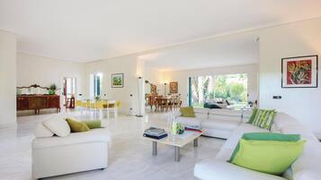 Fernseher, Kamin, Stereoanlage