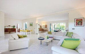 TV, fireplace, stereo