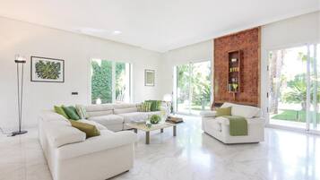 TV, fireplace, stereo