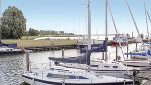 En lystbådehavn med flere sejlbåde i havnen.