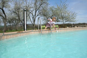 Utendørsbasseng og et oppvarmet basseng