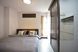 Premier | Desk, free WiFi, bed sheets - LOFT Salaya (Phutthamonthon)