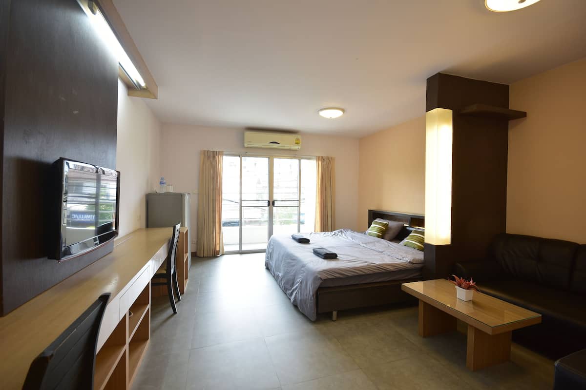 Deluxe  | Desk, WiFi (free), bed sheets