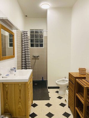 Dusj, hårføner, bidé og såpe