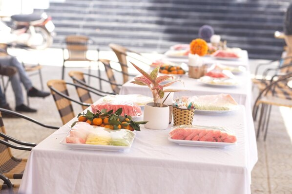 Petit déjeuner, déjeuner et dîner servis sur place