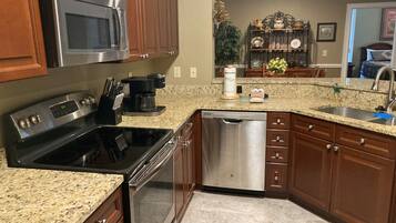 Coffee/tea maker, fridge, microwave, oven