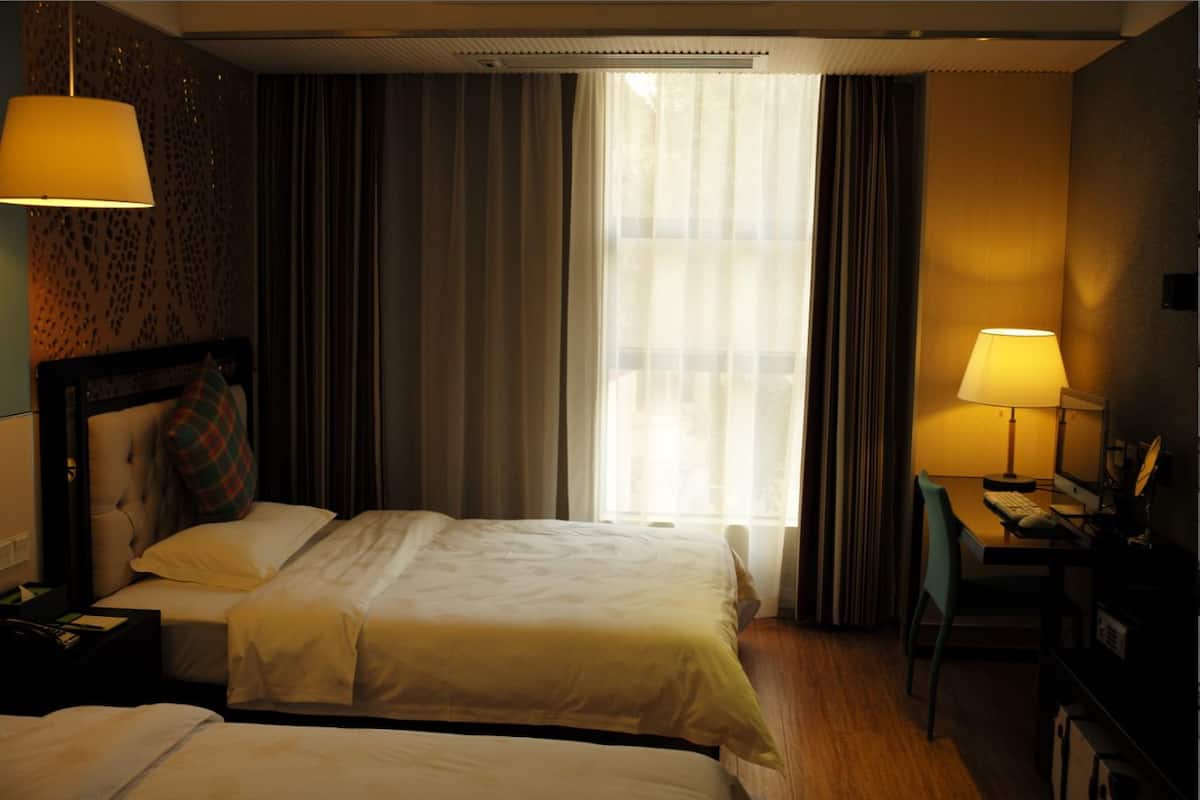 Comfort Twin Room | In-room safe, desk, blackout drapes, iron/ironing board (on request)