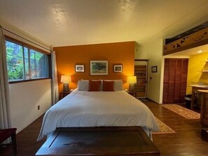 Tabla de planchar con plancha, wifi gratis y ropa de cama 