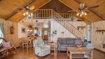 Una Smart TV, un reproductor de DVD, una mesa de tenis de mesa, libros