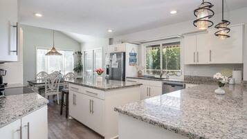 Frigorífic, microones, forn i placa de cuina