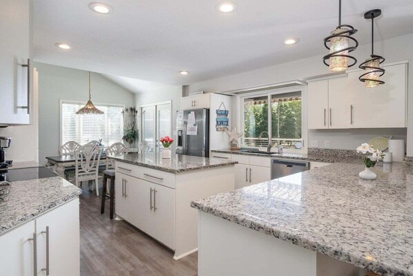 Fridge, microwave, oven, stovetop - 5BR Lakefront With Private Hot Tub, Putting Green, Arcade, Stunning Lake Views (Hot Springs)