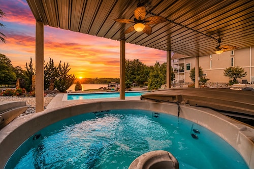 "Bayshore Breeze" - Lakefront 7BR, Private Pool, Hot Tub, Putting Green, Views