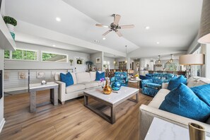Smart TV, video games, books - "Bayshore Breeze" - Lakefront 7BR, Private Pool, Hot Tub, Putting Green, Views (Hot Springs)