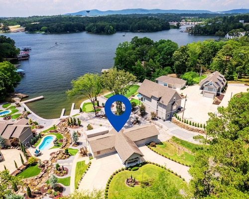 Pool, Putting Green, Wasserfall! 5 bd Luxus-Haus am Lake Hamilton