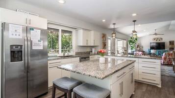 Frigorífic, microones, forn i placa de cuina