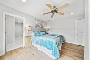 7 bedrooms, iron/ironing board, free WiFi, bed sheets - "Bayshore Breeze" - Lakefront 7BR, Private Pool, Hot Tub, Putting Green, Views (Hot Springs)