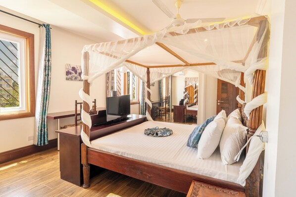 5 bedrooms, desk, iron/ironing board, internet