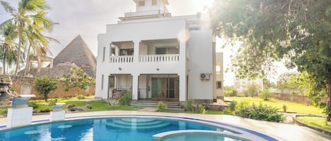 حمام سباحة