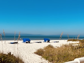 Sur la plage, serviettes de plage