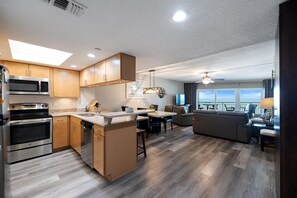 Refrigerador, microondas, horno y parrilla de estufa 