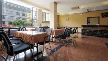 Se sirven desayunos, comidas, cenas y cocina local