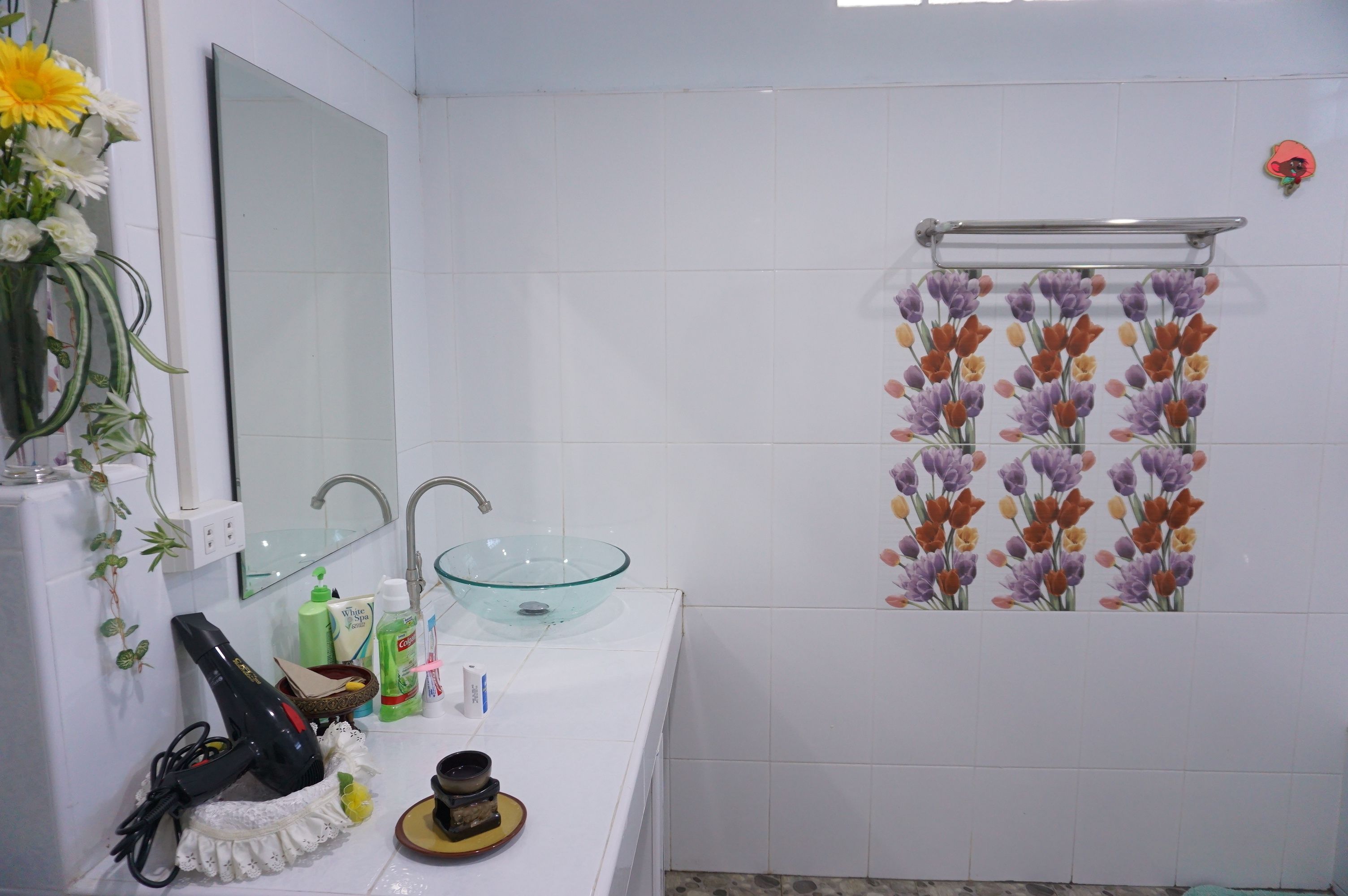 حوض استحمام عميق، مستلزمات مجانية للعناية الشخصية، مناشف