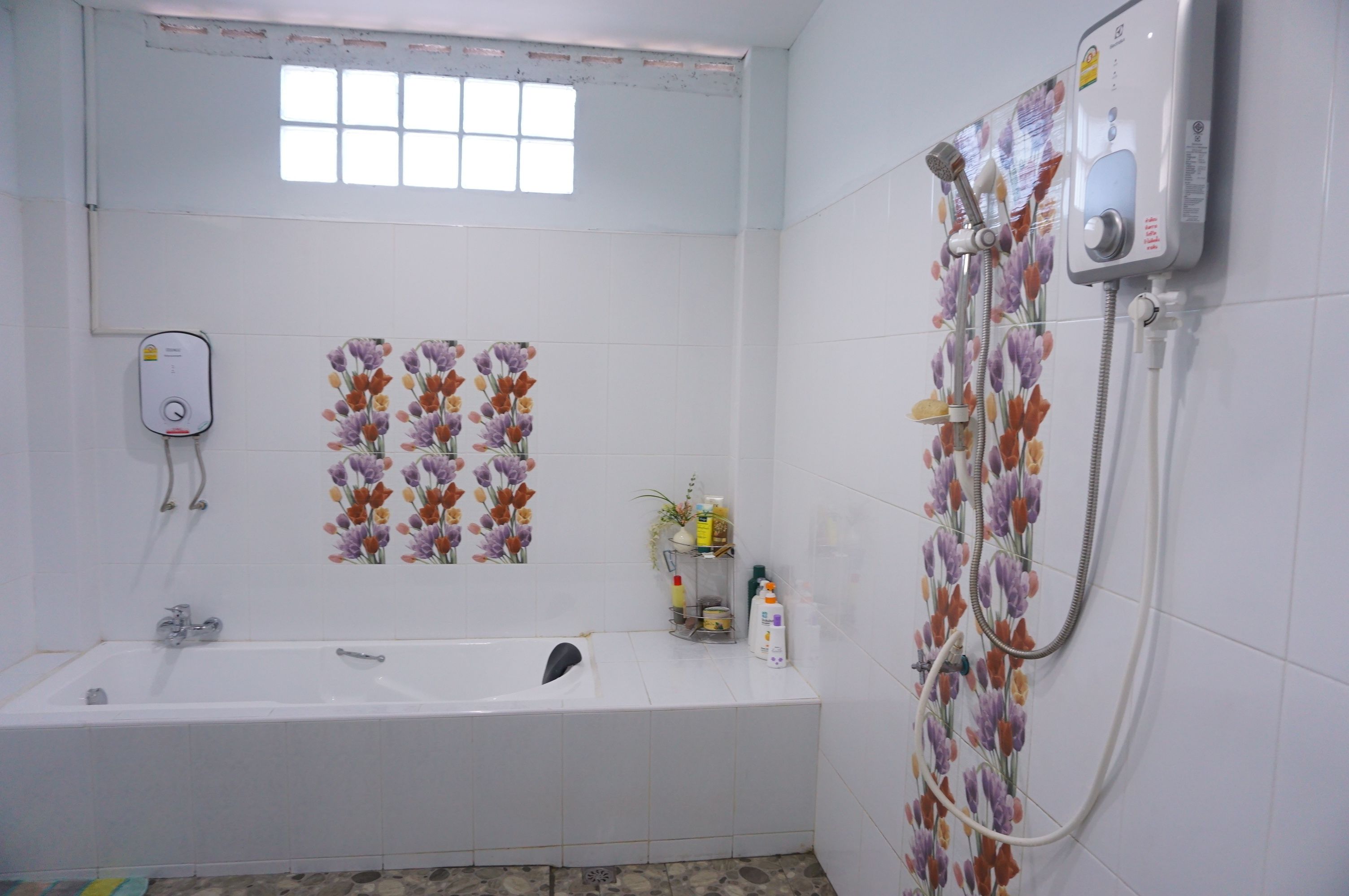 Baignoire relaxante profonde, articles de toilette gratuits