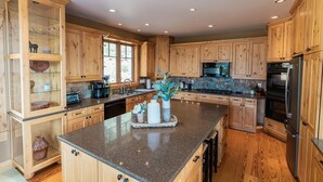 A spacious kitchen with wooden cabinets, granite countertops, and stainless steel appliances. - Stunning Home!  Rare Views & Ultimate Privacy – Perfect Location Bordering RMNP! (Estes Park)