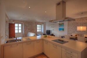 Een koelkast, een magnetron, een oven, een kookplaat