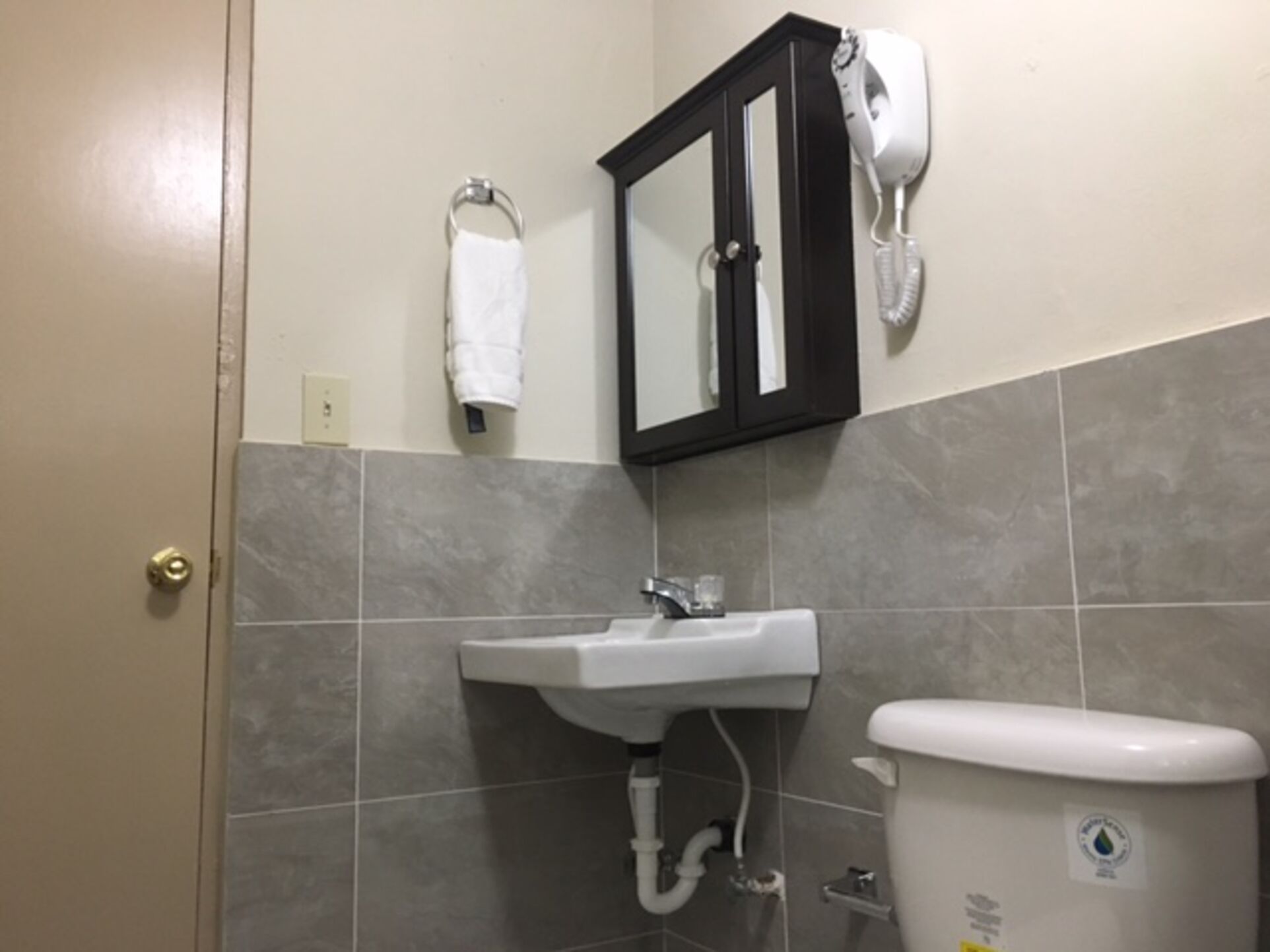 Dusj, hårføner og håndklær