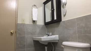 Douche, sĂšche-cheveux, serviettes fournies