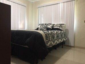 2 habitaciones, tabla de planchar con plancha, internet y ropa de cama 