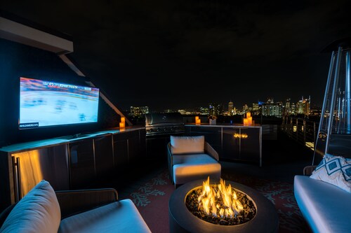 Private Rooftop, Fire Pit, & Downtown Views - 3BR/4BA House