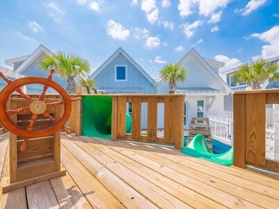 Awesome Family Getaway!  READ OUR REVIEWS  Beautiful  2/2 bth T/H, 1blk to Beach