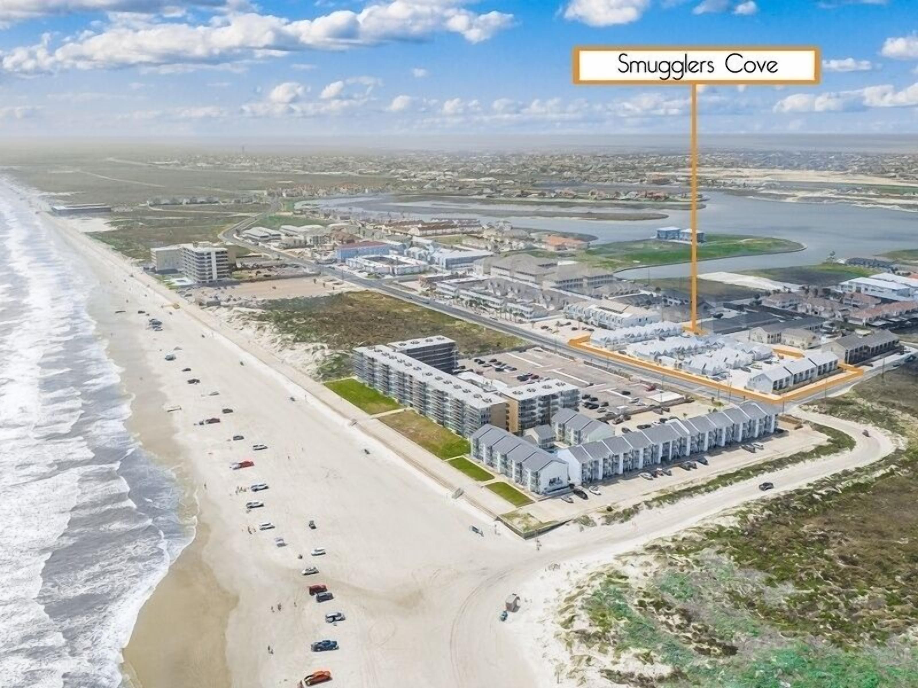 Una playa cerca, sillas reclinables de playa, toallas de playa