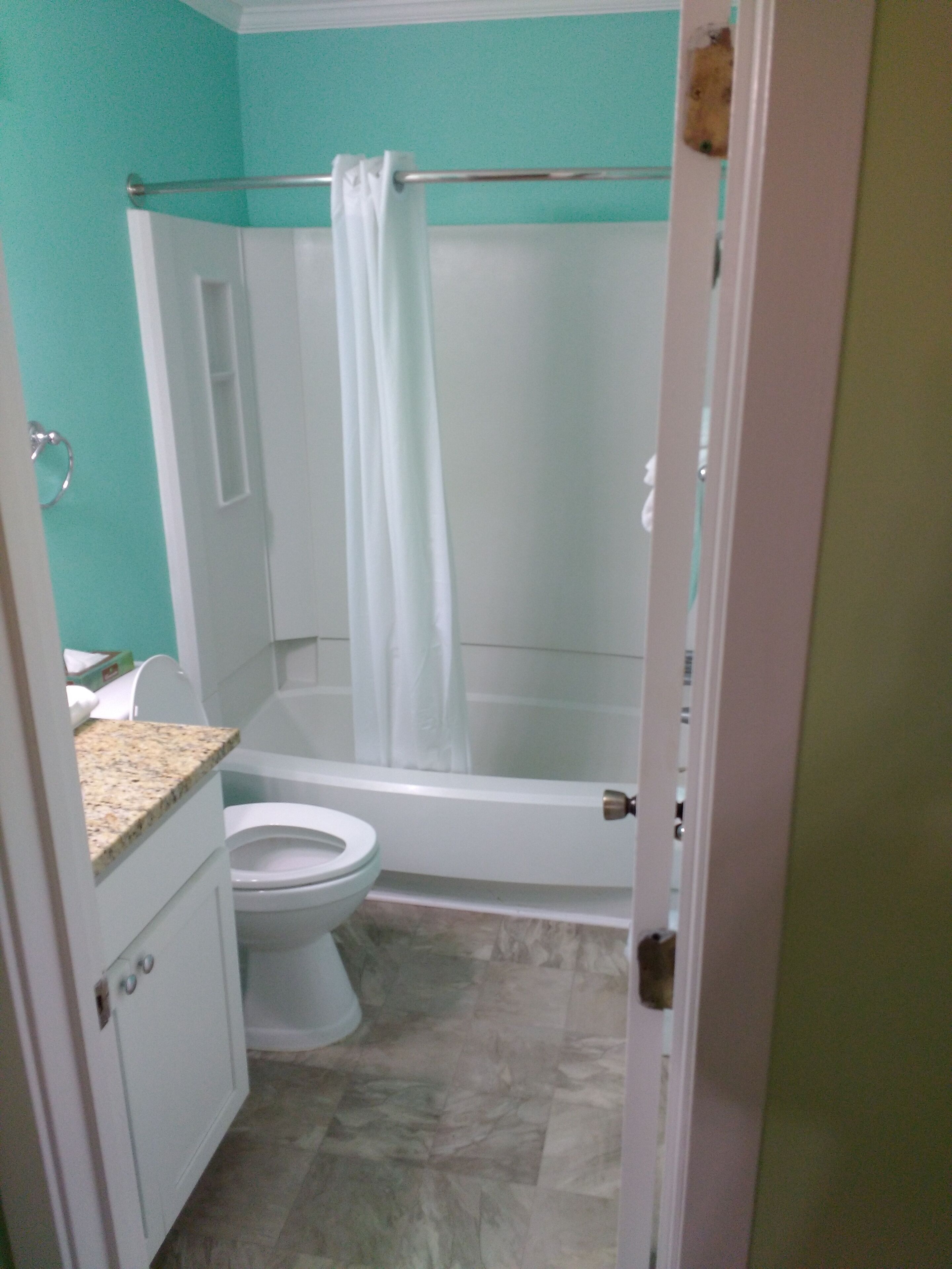 Une salle de bain comprenant des toilettes, une douche et une baignoire.