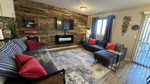 Téléviseur connecté, foyer, jeux vidéo, lecteur de DVD