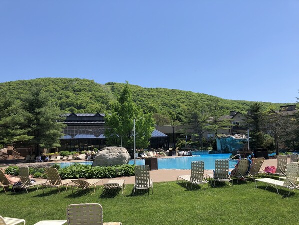 Piscine intérieure, piscine extérieure