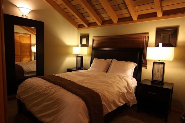 Second Master Bedroom with Queen Bed ( also has a 42' LCD Flat panel TV)