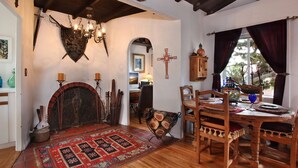 Ein traditionelles Interieur mit Kamin, Holzmöbeln und rustikalem Dekor.