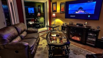Televisión, chimenea y oficina