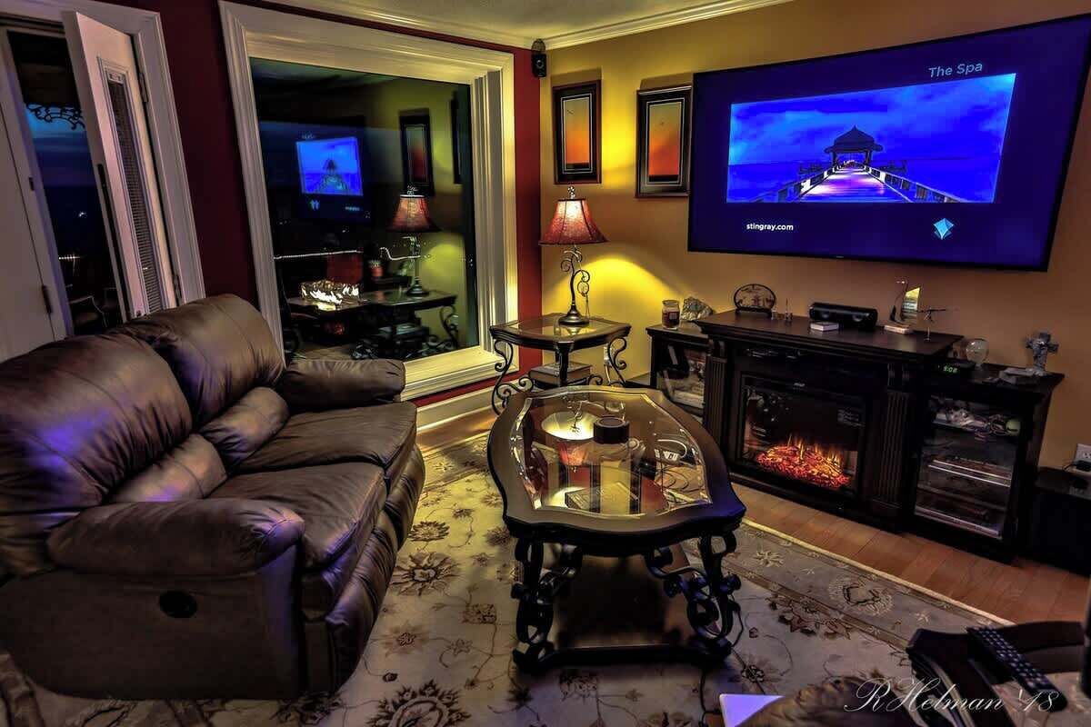 Televisión, chimenea y oficina 