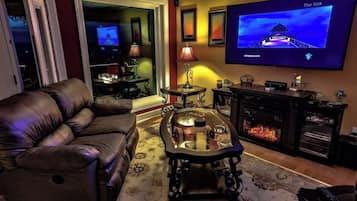 Televisión, chimenea y oficina