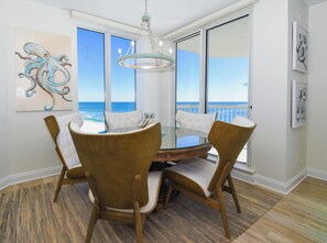 Dining - Beachfront end unit condo w/ great views & close dining in central Destin! 🐬🌴 (Destin)