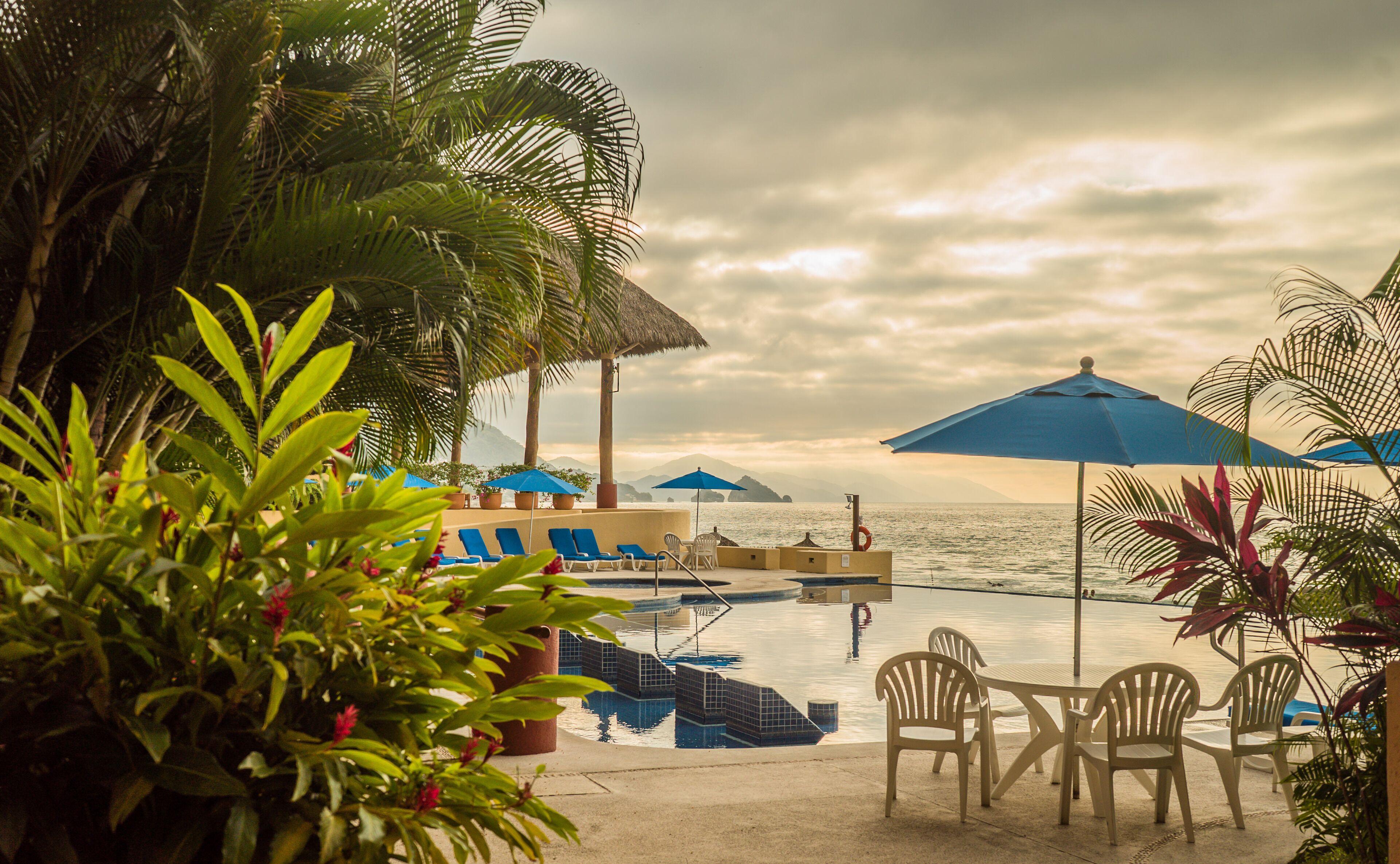 Een buitenzwembad en een verwarmd zwembad