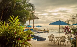 Alberca al aire libre y alberca climatizada